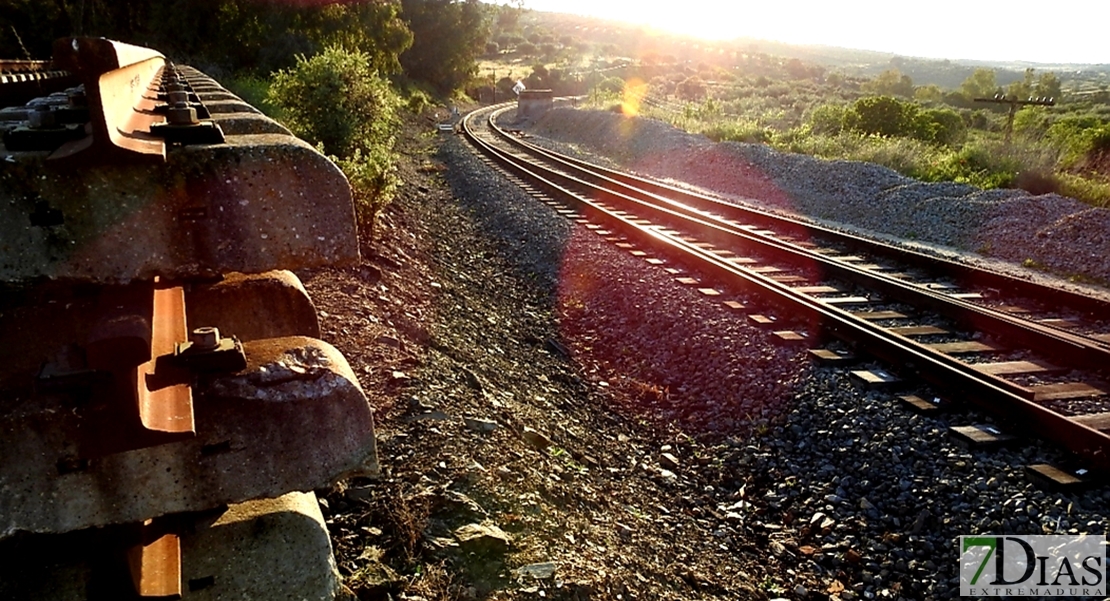 En algunas zonas el tren extremeño no es más que hierro oxidado