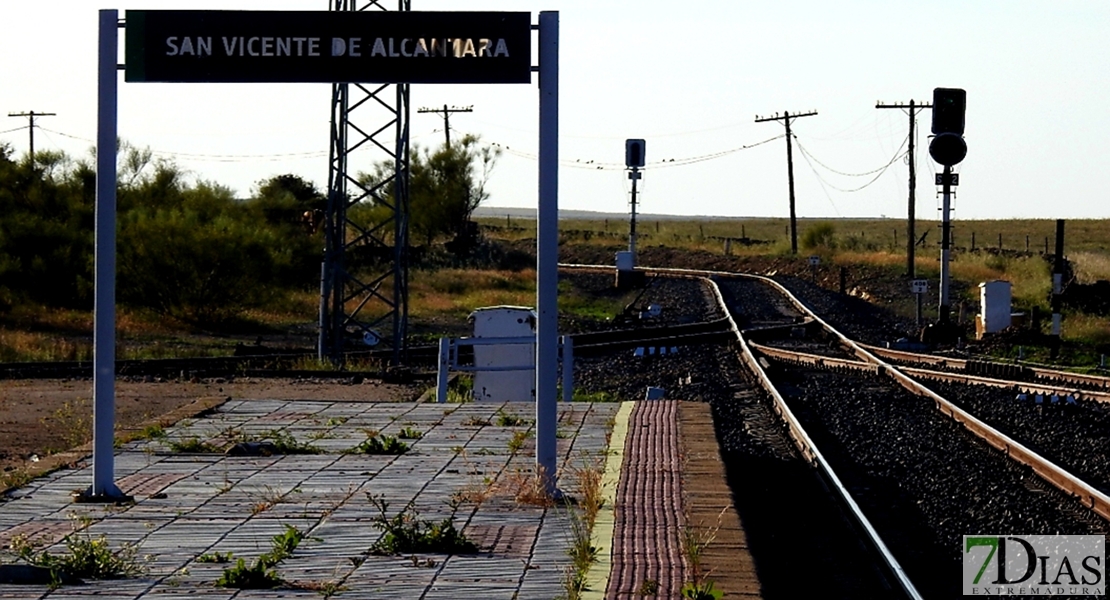 En algunas zonas el tren extremeño no es más que hierro oxidado