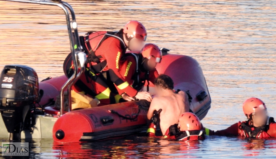 Los bomberos rescatan a un hombre en el río Guadiana