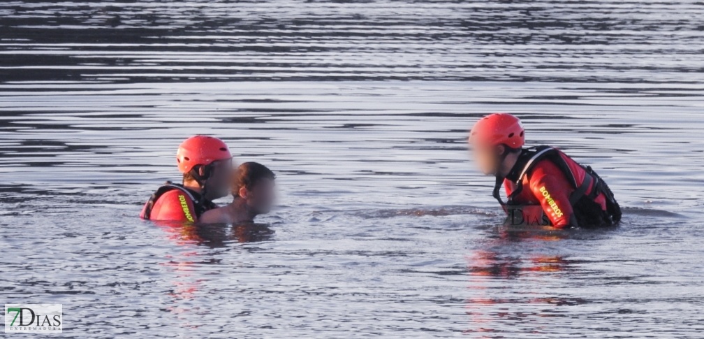 Los bomberos rescatan a un hombre en el río Guadiana