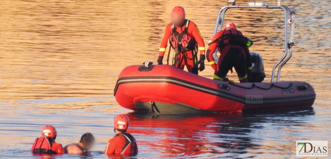 Los bomberos rescatan a un hombre en el río Guadiana