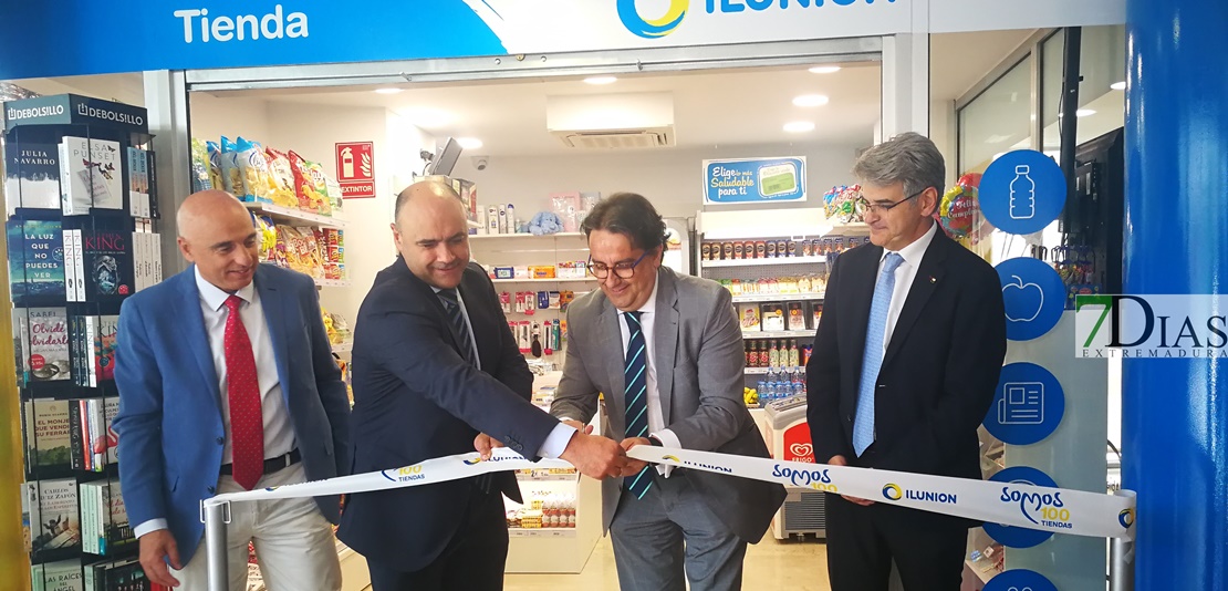 El hospital de Mérida estrena tienda que empleará a tres personas con discapacidad