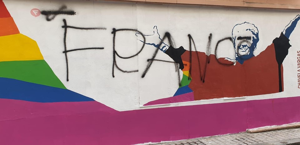 Aparece un mural de Los Palomos con una pintada mencionando a Franco