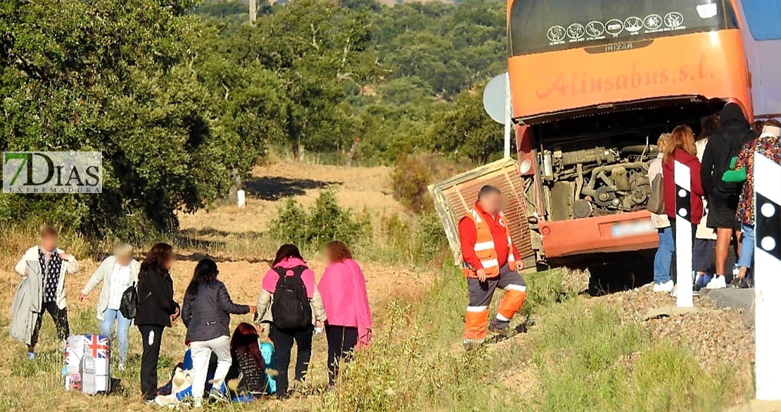 Imágenes del accidente de autobús en la zona de Alcántara (Cáceres)