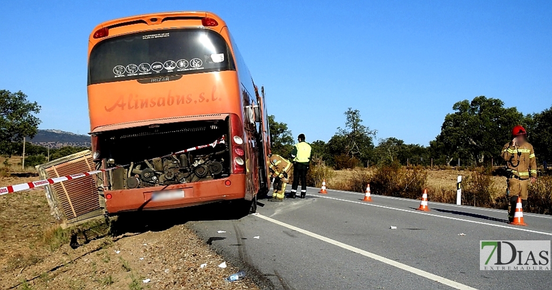 Imágenes del accidente de autobús en la zona de Alcántara (Cáceres)