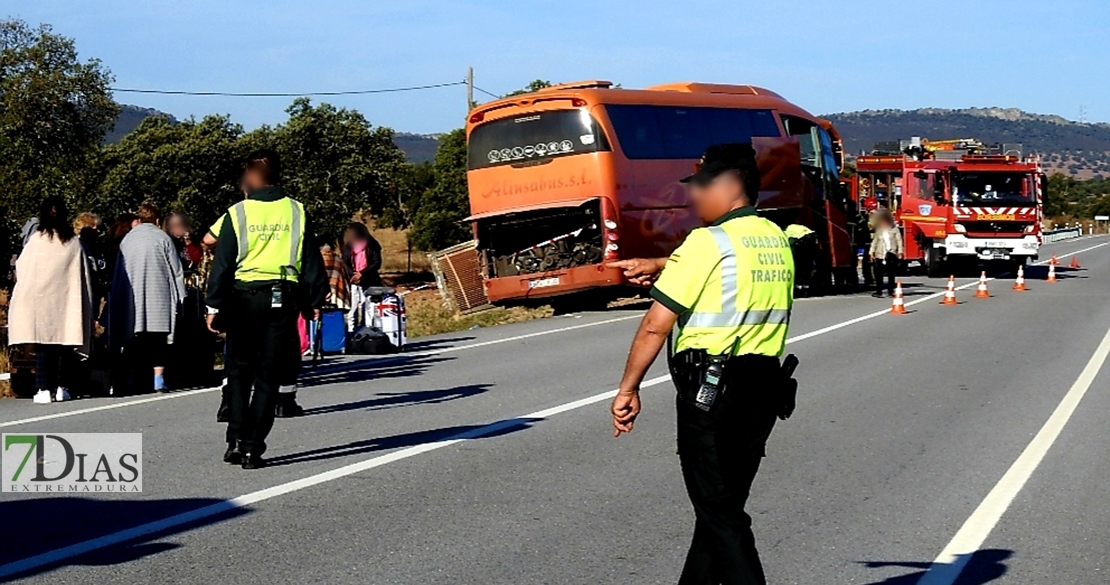 Imágenes del accidente de autobús en la zona de Alcántara (Cáceres)