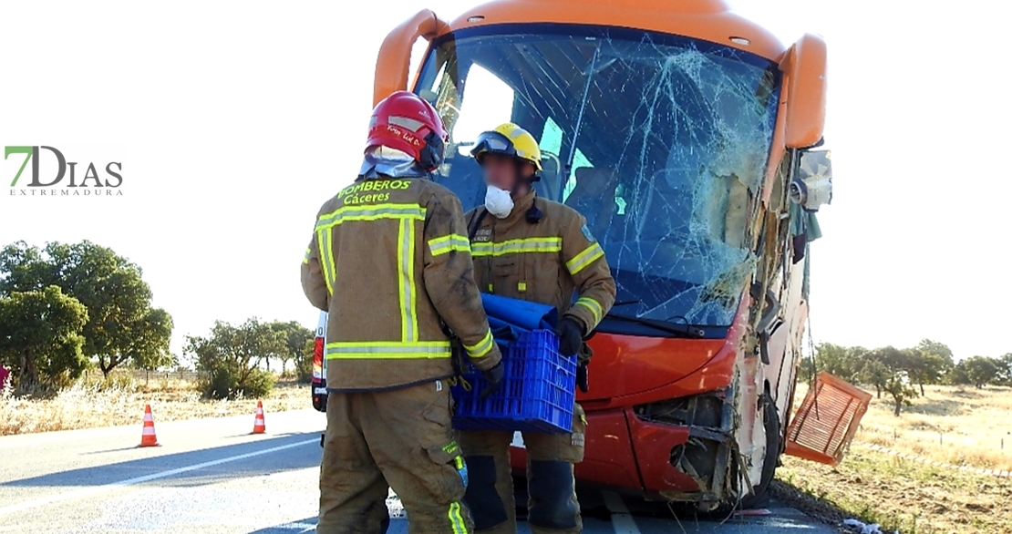 Imágenes del accidente de autobús en la zona de Alcántara (Cáceres)