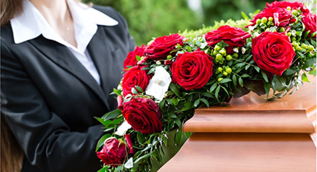 Le despiden por poner música festiva y fumar en el coche fúnebre con la hija del fallecido
