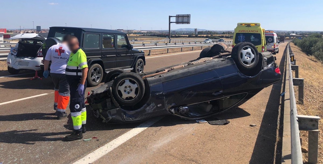 Accidente y vuelco junto al polígono El Nevero de Badajoz