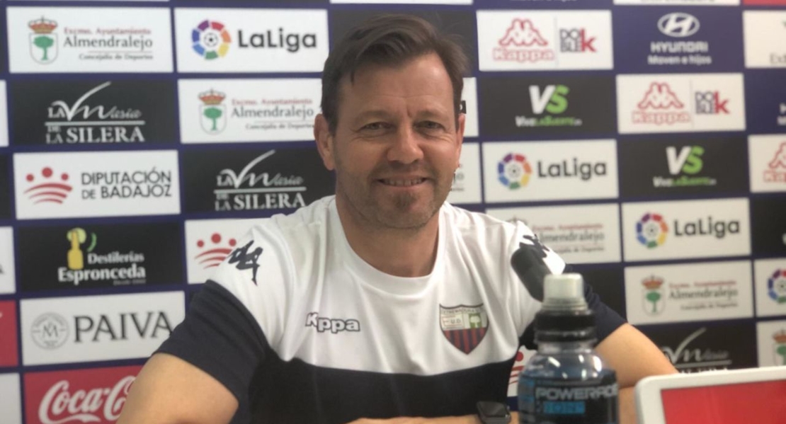 La Federación Gallega de Fútbol premia al entrenador del Extremadura UD