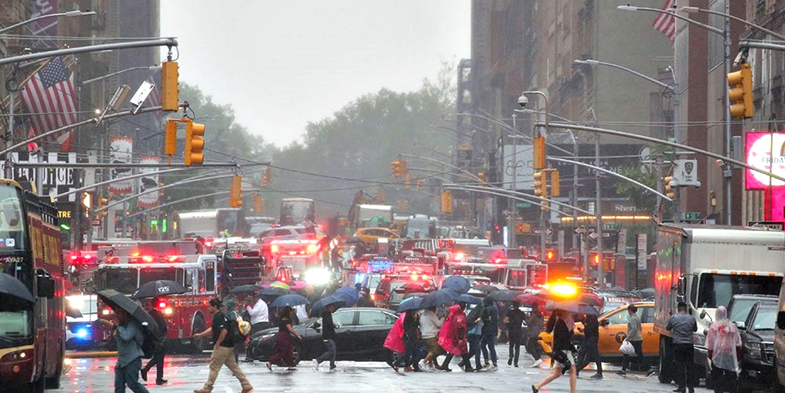 Fallece el piloto de un helicóptero al estrellarse contra un rascacielos de NY