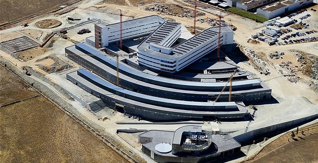 A punto de finalizar el acceso al nuevo hospital cacereño