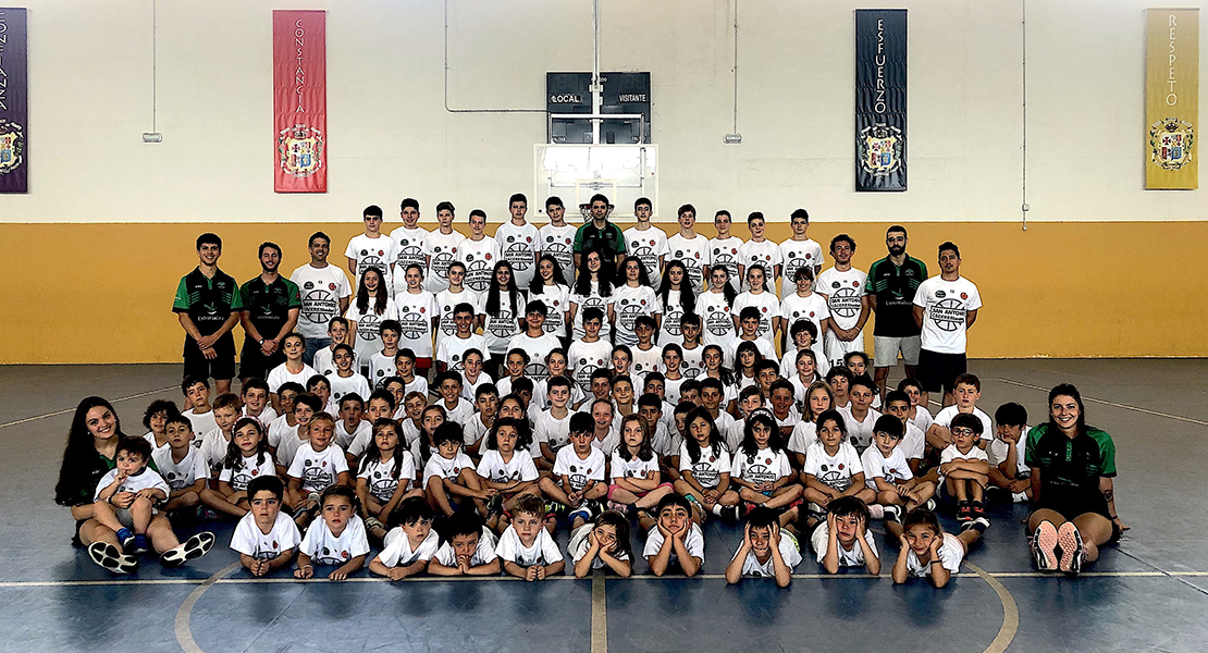 Más de 100 jóvenes disfrutan del Campus del San Antonio Cáceres Basket
