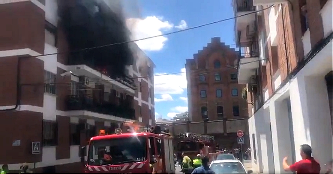 25 personas atendidas en un incendio en Plasencia