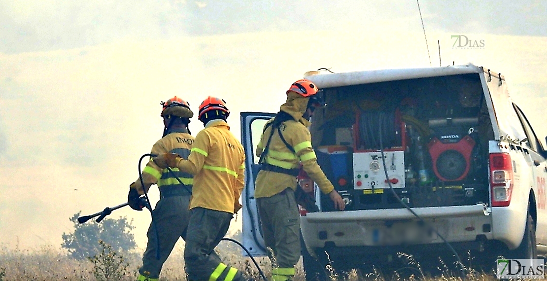 Los Bomberos evitan que un gran incendio llegue a San Isidro