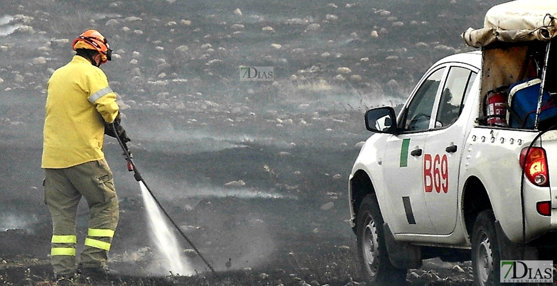 Los Bomberos evitan que un gran incendio llegue a San Isidro