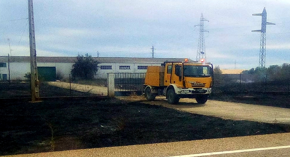 Controlado. Las llamas se quedan muy cerca del polígono de La Albuera