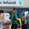 El triangular gitanos, guardias civiles y famosos dona los primeros regalos a Oncología Infantil