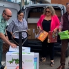 El triangular gitanos, guardias civiles y famosos dona los primeros regalos a Oncología Infantil