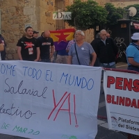 Manifestación a las puertas de la Asamblea para reclamar el pago del SMI en el campo