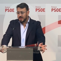 El PSOE abre expediente a ocho concejales por pactar con el PP en Extremadura