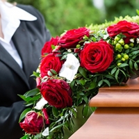 Le despiden por poner música festiva y fumar en el coche fúnebre con la hija del fallecido