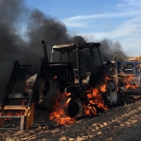 Incendio de material agrícola en Corte de Peleas (Badajoz)