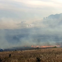 Los Bomberos evitan que un gran incendio llegue a San Isidro (Badajoz)