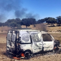 Tres detenidos tras robar una furgoneta y calcinarla en Cabeza del Buey