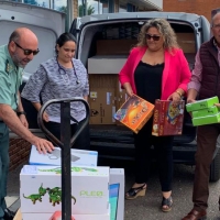 Oncología infantil recibe regalos del triangular gitanos, guardias civiles y famosos