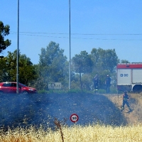 Se incendian las pendientes laterales del Puente Real de Badajoz