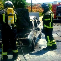 Los Bomberos sofocan el incendio de un vehículo en Aceuchal (BA)