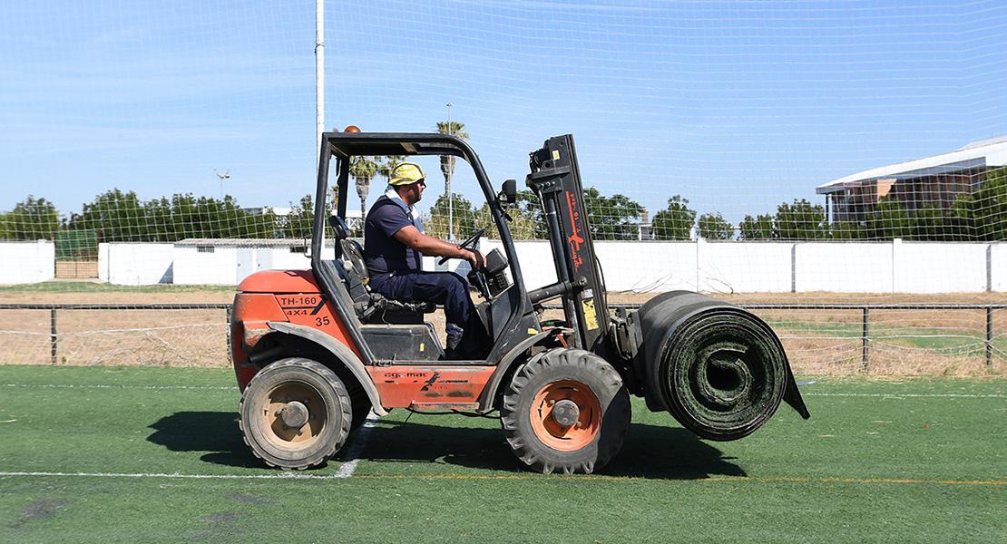 La Federación Extremeña de Fútbol moderniza el césped de dos campos