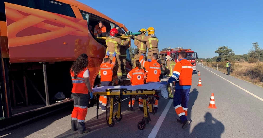 Imágenes del accidente de autobús en la zona de Alcántara (Cáceres)