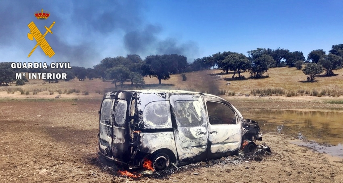 Tres detenidos tras robar una furgoneta y calcinarla en Cabeza del Buey