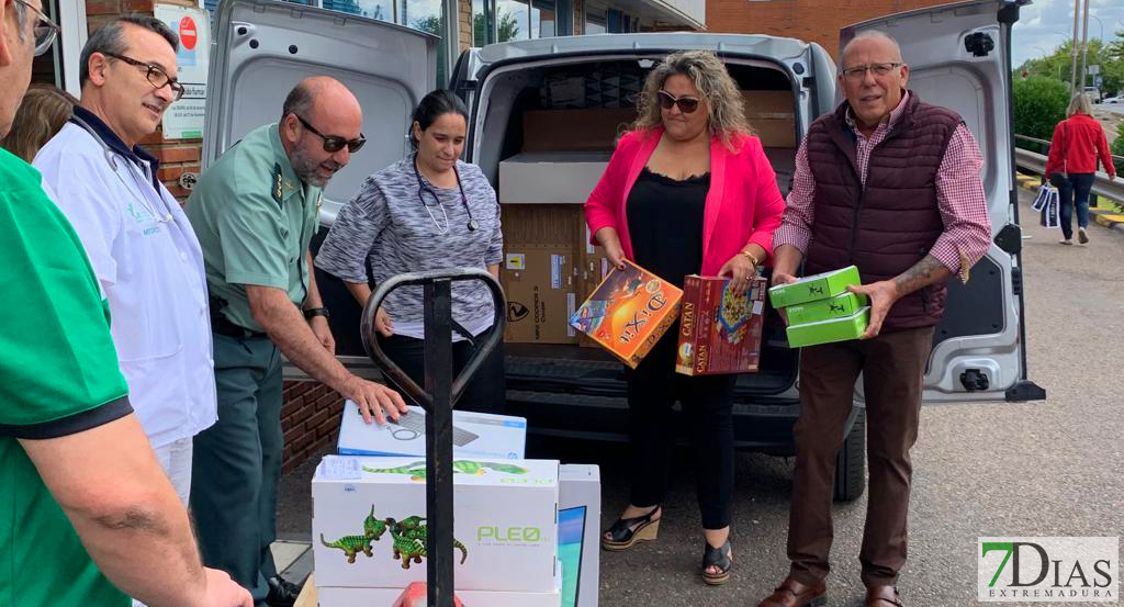 El triangular gitanos, guardias civiles y famosos dona los primeros regalos a Oncología Infantil