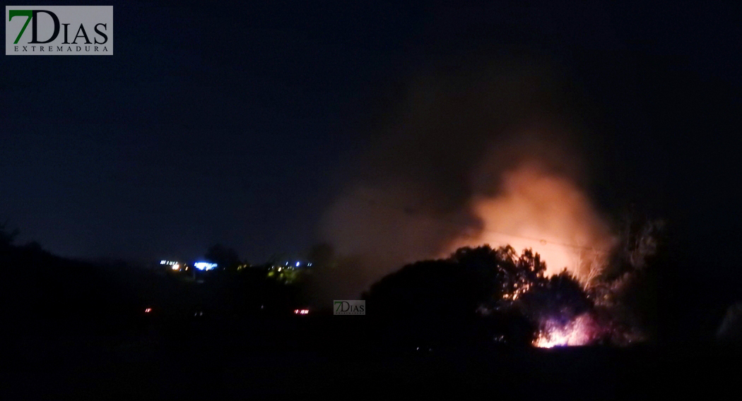 Los bomberos actúan en un incendio en la A-5