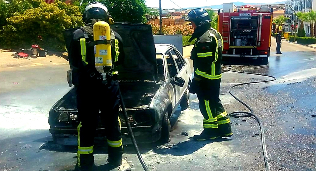 Los Bomberos sofocan el incendio de un vehículo en Aceuchal (BA)