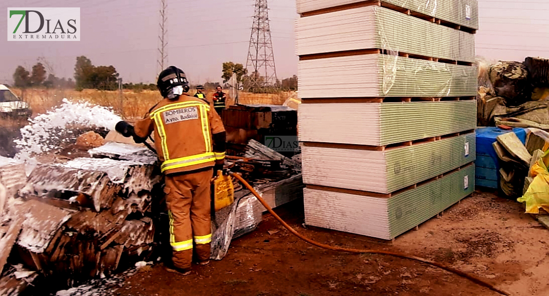 Rápida actuación de los Bomberos en un incendio en Badajoz