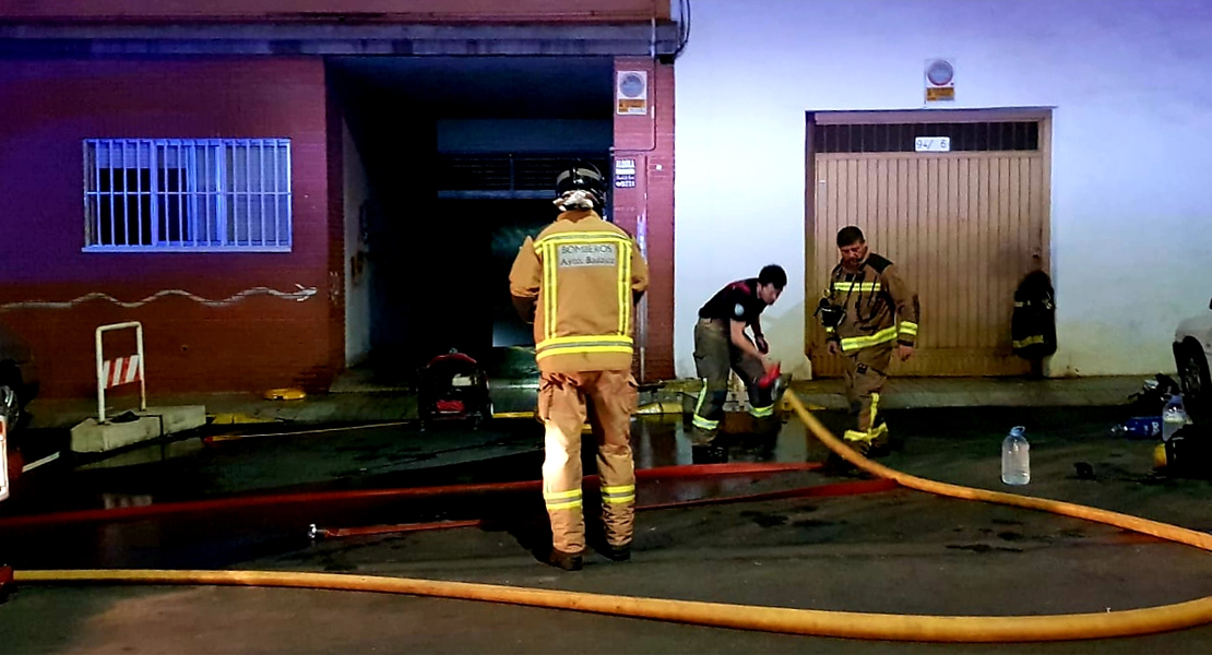 Un incendio de madrugada en un garaje produce varios daños