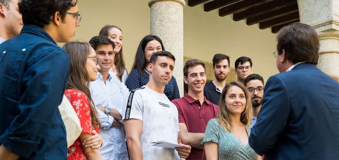 Vara recibe a un grupo de jóvenes becados para viajar por la UE