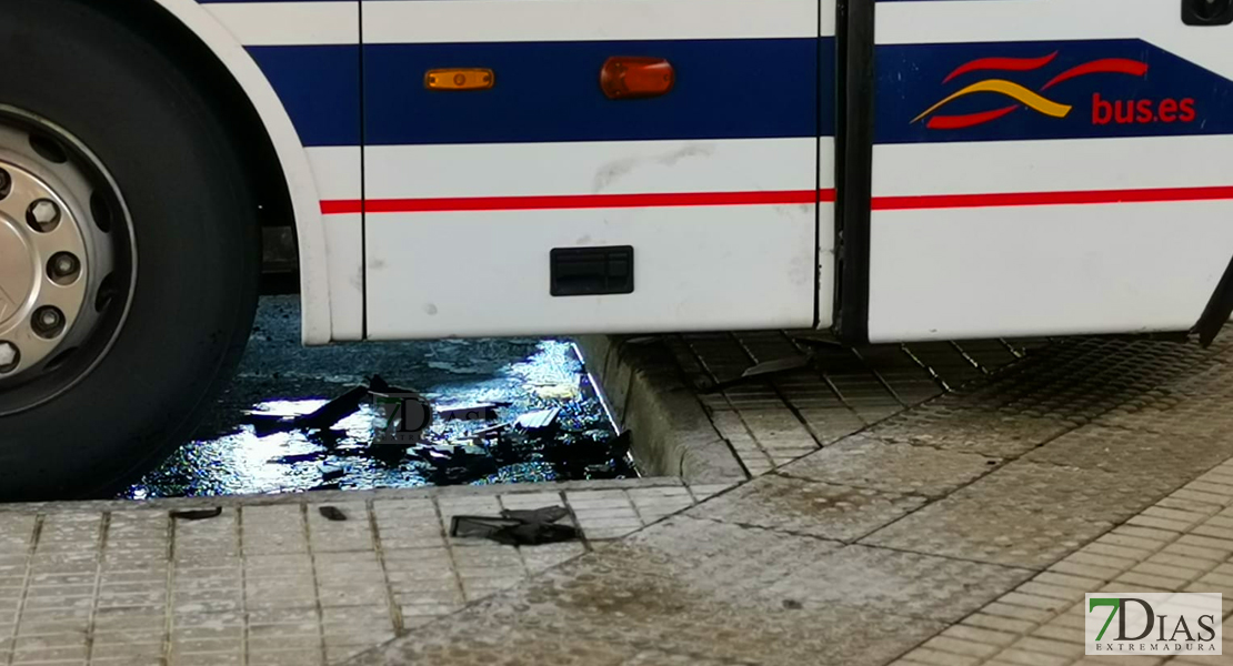 Explota una batería en la estación de autobuses de Badajoz y deja herido grave al conductor