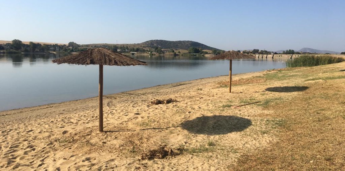 Instaladas 20 sombrillas en la zona de baño del embalse de Proserpina