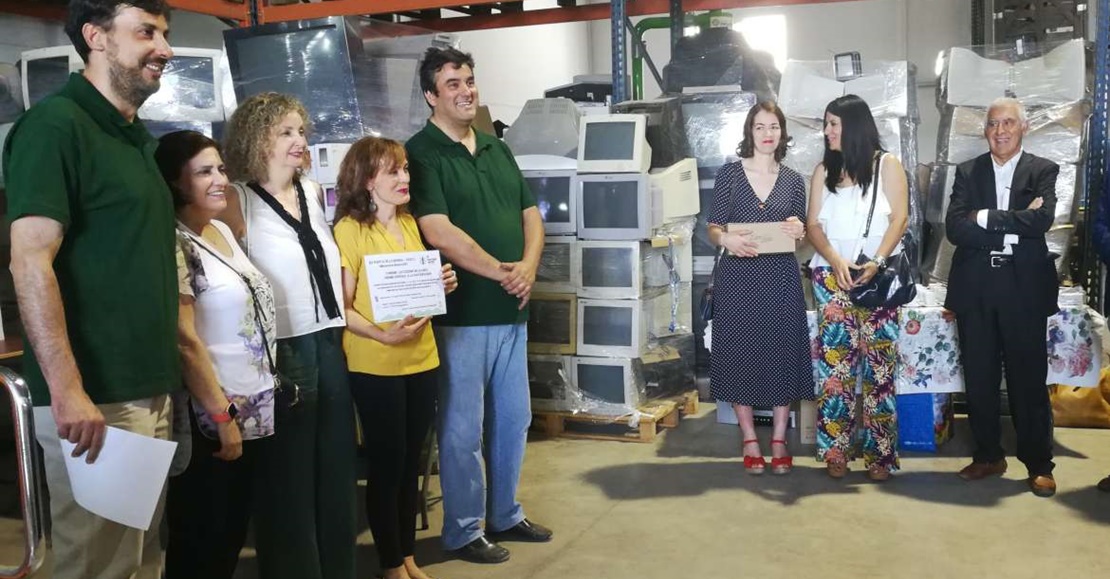 Recoger basura electrónica para reciclar ahora tiene premio