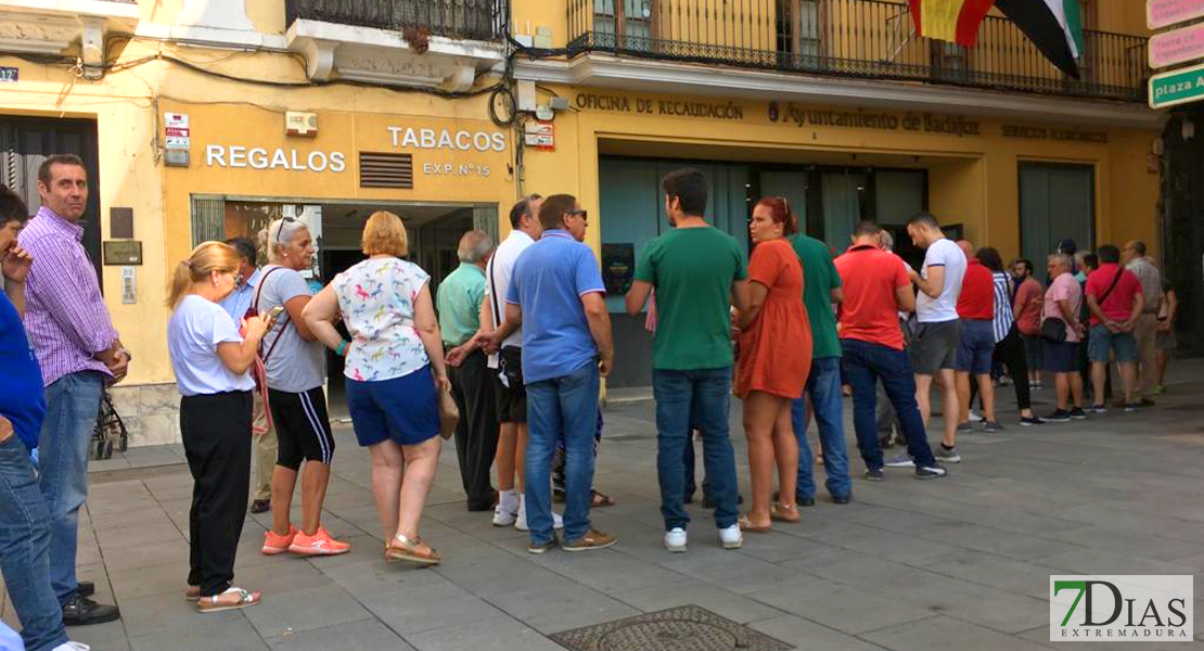 Continúan las colas para recoger los recibos del IBI en Badajoz