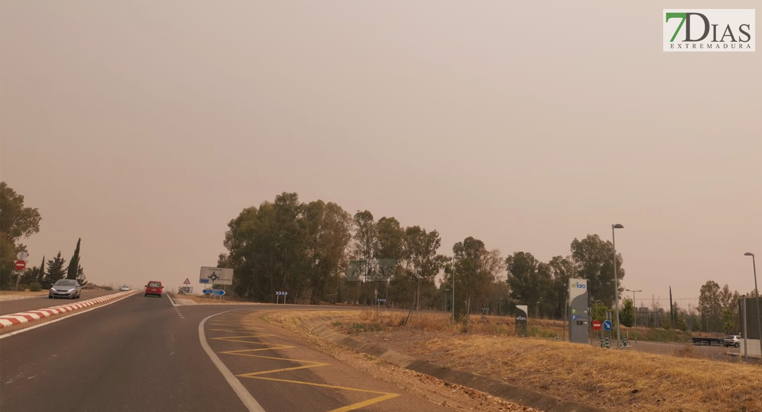 IMÁGENES Y VÍDEO - Un incendio en Portugal llena de humo el cielo extremeño