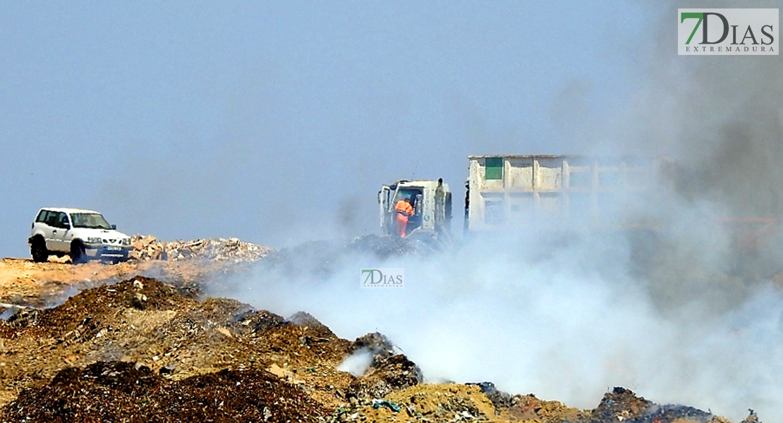 Continúan las labores para la extinción total en el vertedero