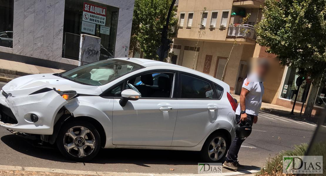 Accidente de tráfico frente al hospital Perpetuo Socorro