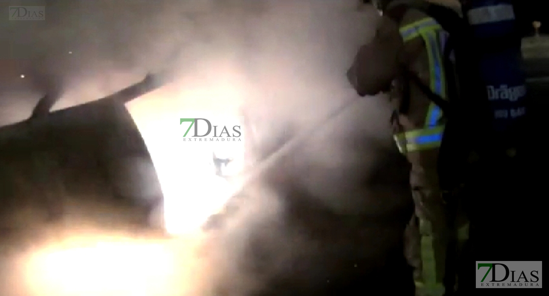 Agentes policiales rescatan de entre las llamas a una joven tras accidentarse de madrugada en Badajoz
