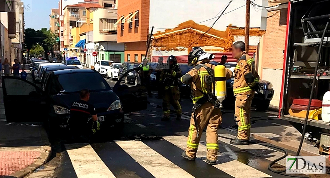 Se incendia un vehículo en plena vía pública